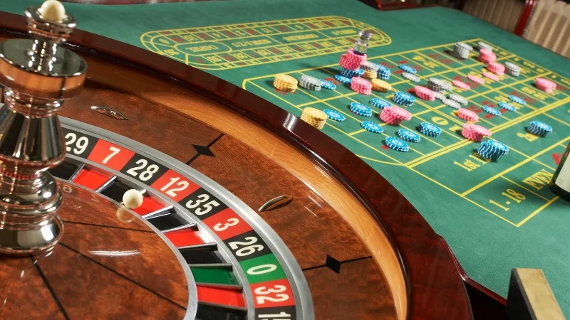 Roulette là một trong những trò chơi cá cược hấp dẫn nhất, kết hợp giữa sự may rủi và chiến lược