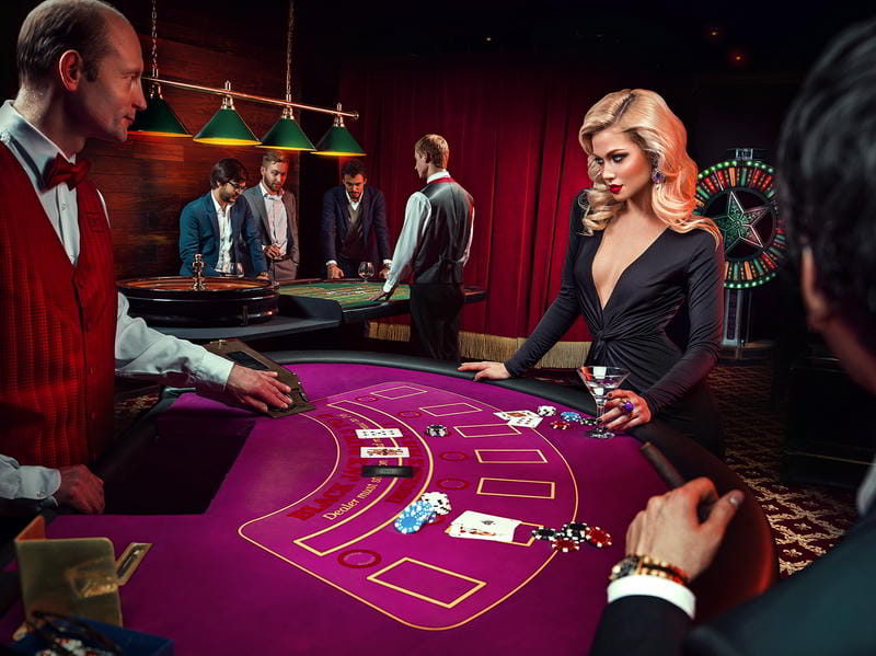 Dealer xinh đẹp tại Live Casino nhà cái Zbet chia bài Baccarat, thu hút hàng ngàn cược thủ.