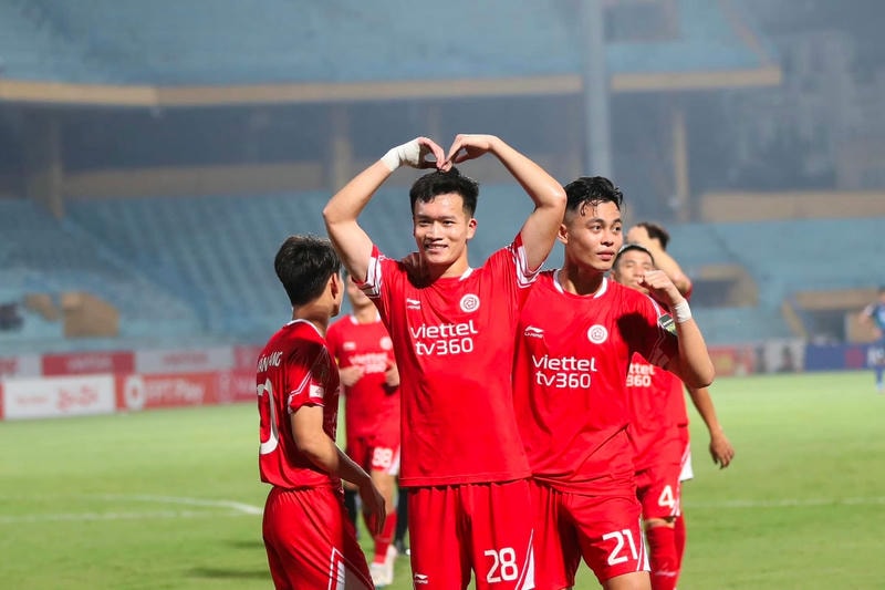 Hoàng Đức dẫn dắt tuyến giữa tuyển Việt Nam tại AFF Cup. Xem thêm các trận đấu hấp dẫn tại Đá Gà Philippines SV388.