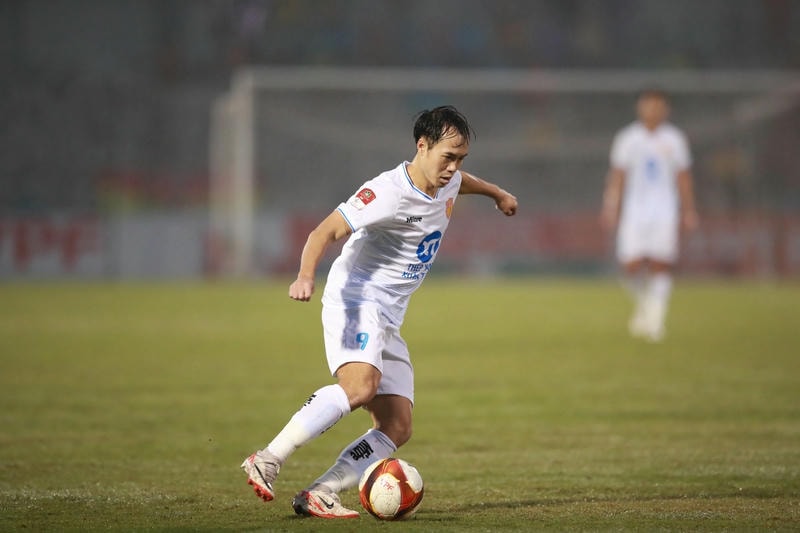 Văn Toàn đi bóng đầy kỹ thuật trong trận đấu V.League