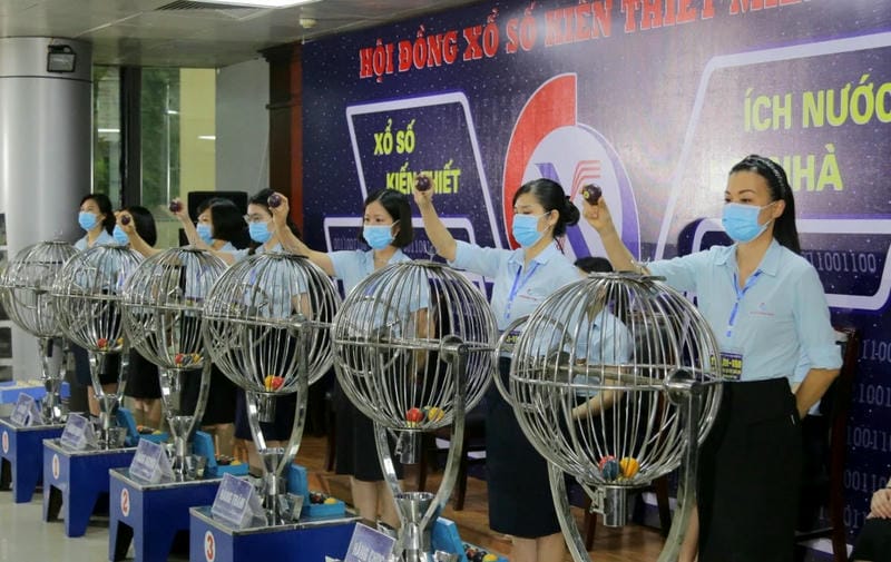 Người chơi kiên trì chọn số trong xổ số kiến thiết để chạm đến giải thưởng lớn.