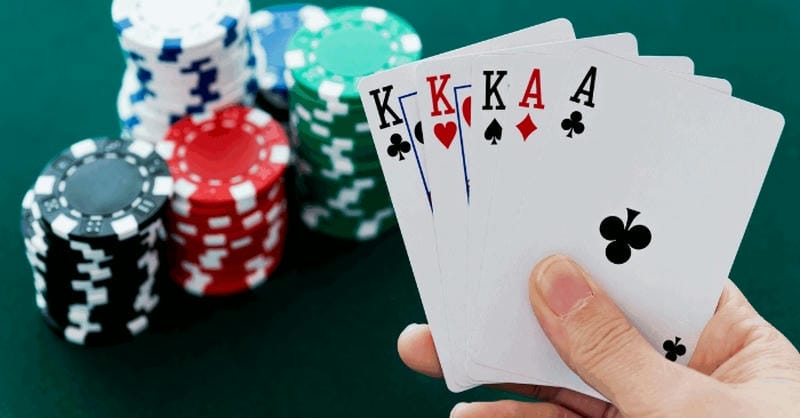 Bluff trong liêng: Chiến thuật đánh lừa tâm lý cực hiệu quả