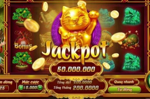  Người chơi sử dụng ứng dụng di động để kiểm tra lịch sử cược slot.