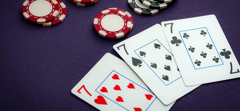  Người chơi ăn mừng chiến thắng trong giải đấu Poker với phần thưởng tiền mặt hấp dẫn.