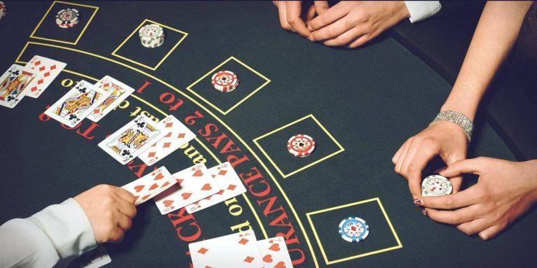 Bí quyết đọc bài blackjack giúp cao thủ casino thành công