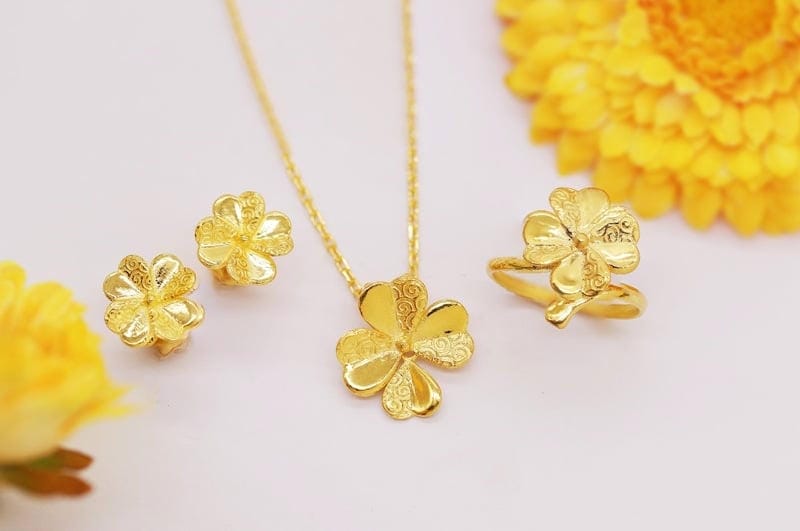 Ánh kim rực rỡ của vàng tượng trưng cho sự lạc quan, thịnh vượng và nguồn năng lượng ấm áp