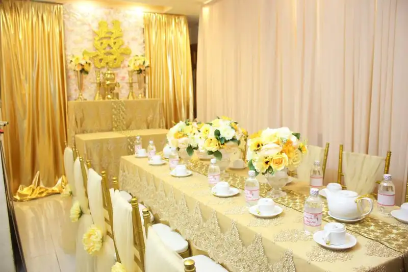 Ánh vàng gold không bao giờ lỗi mốt, mang lại vẻ đẹp hoàng gia, sang trọng và ấm áp cho ngày trọng đại.