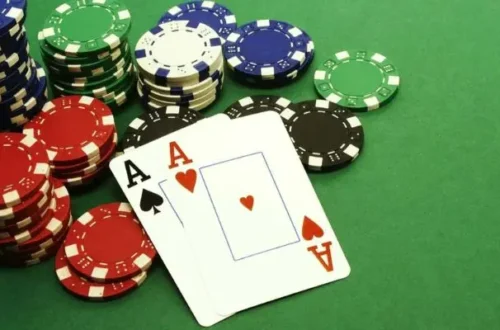 Khoảnh khắc căng thẳng khi tân binh tính toán nước đi trong Poker