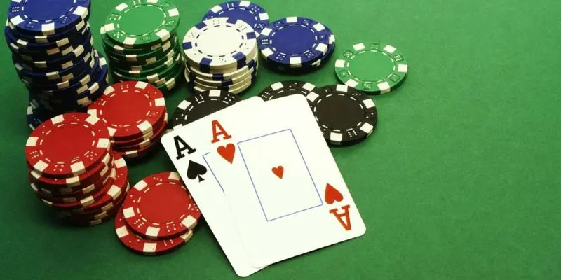 Khoảnh khắc căng thẳng khi tân binh tính toán nước đi trong Poker