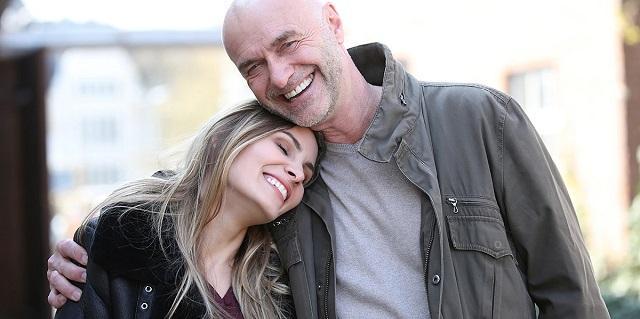 Khi tình cảm và vật chất giao nhau, ranh giới đúng – sai trở nên mong manh