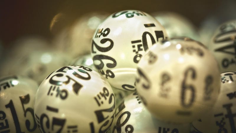 Phân tích dữ liệu quá khứ để chọn số tiềm năng