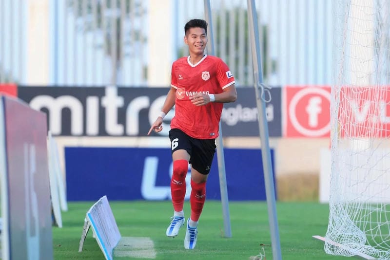 Bản lĩnh thép của một thủ lĩnh trẻ trên sân cỏ