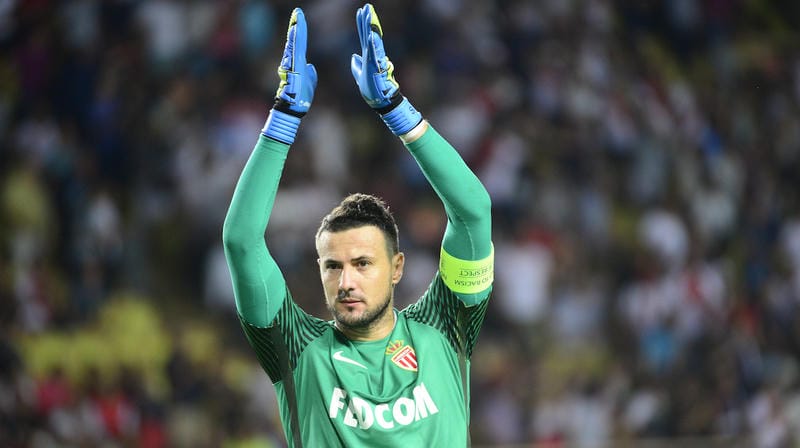 Bị Từ Chối Vì Nguồn Gốc Và Bước Đầu Sự Nghiệp Bóng Đá