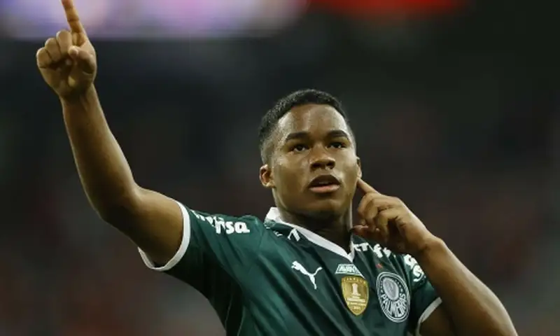 Sức mạnh dứt điểm uy lực từ chân trái Endrick