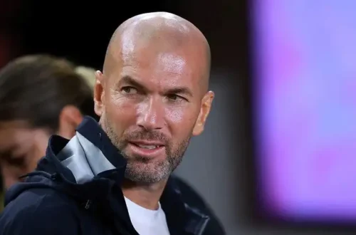 Bộ vest lịch lãm khi đứng bên ngoài chỉ đạo