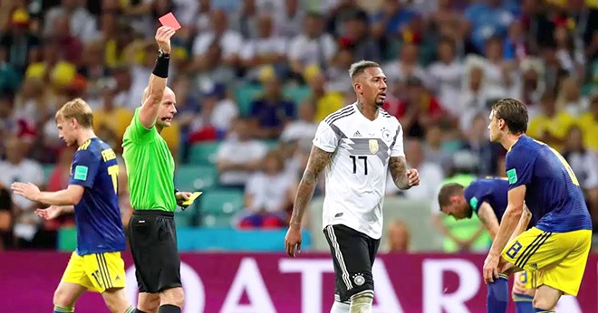 Những tấm thẻ vàng xuất hiện trong phút bù giờ đầy kịch tính