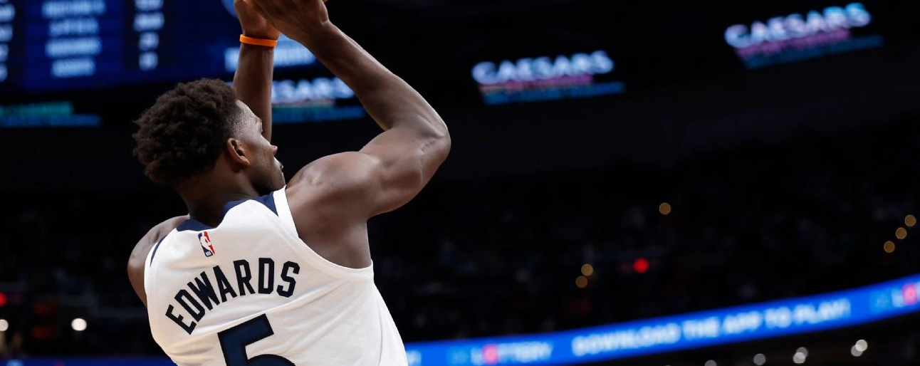 Anthony Edwards ngồi ngoài đường biên trong một trận đấu do bị ốm và mất quyền xét duyệt giải thưởng