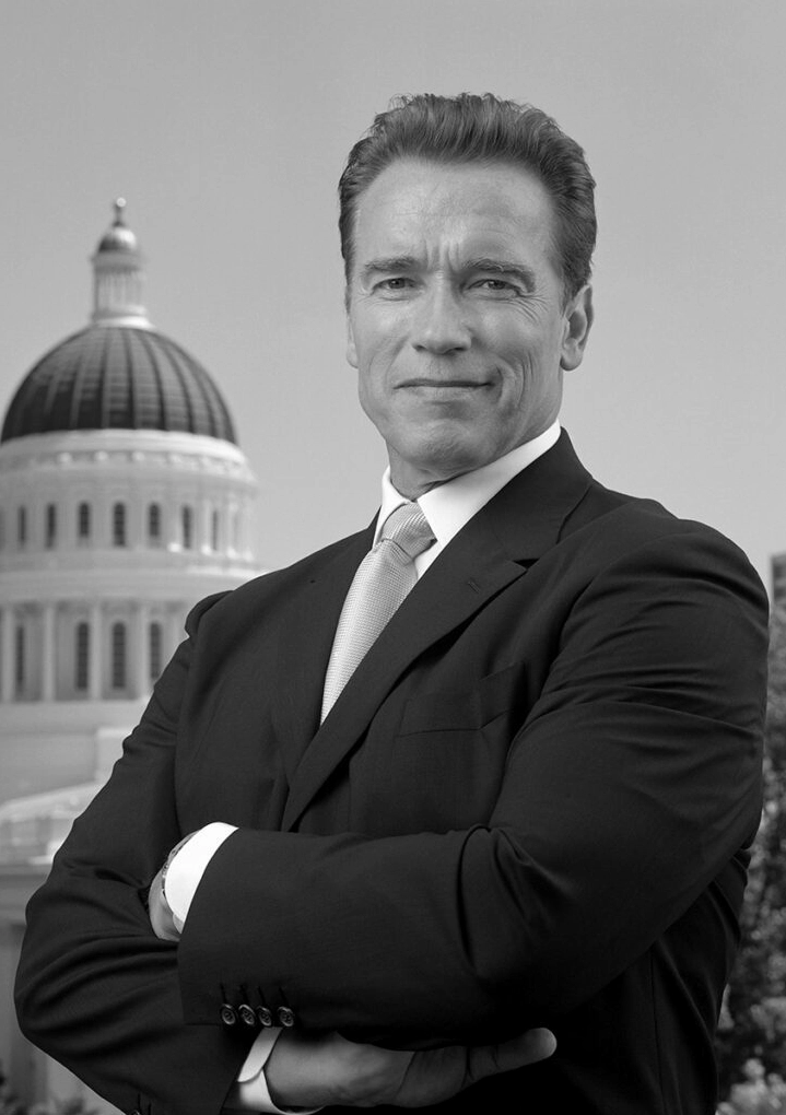 Arnold Schwarzenegger khoanh tay đứng trước tòa nhà quốc hội bang California