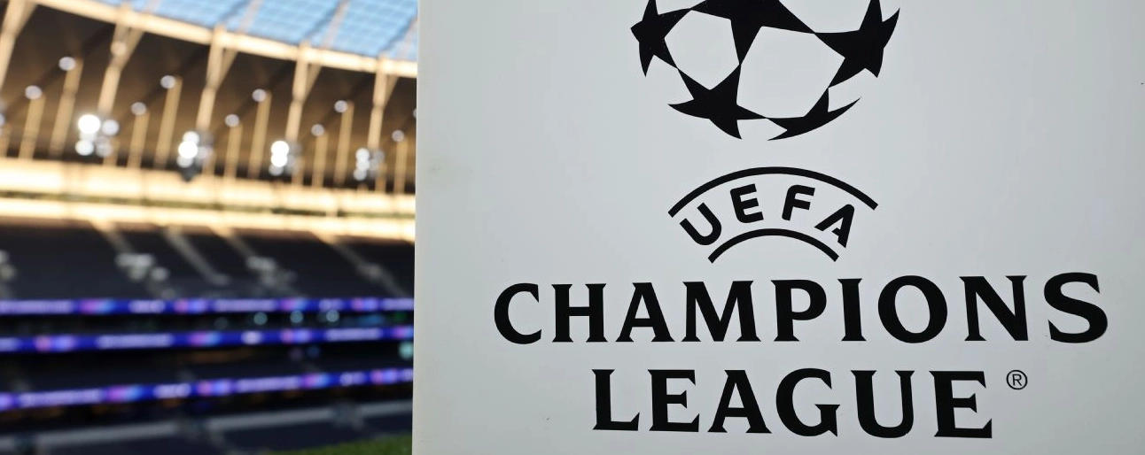 Biển hiệu UEFA Champions League tại sân vận động Tottenham Hotspur