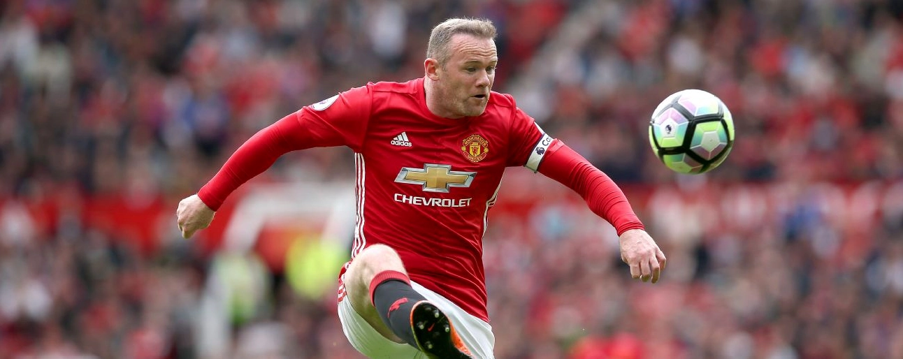 Cầu thủ Wayne Rooney của đội tuyển Manchester United đang thi đấu một trận trong khuôn khổ Premier League tại sân vận động Old Trafford