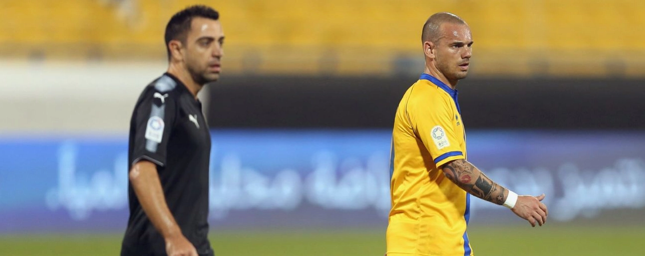 Cuộc đối đầu kinh điển giữa Xavi và Wesley Sneijder trên sân cỏ