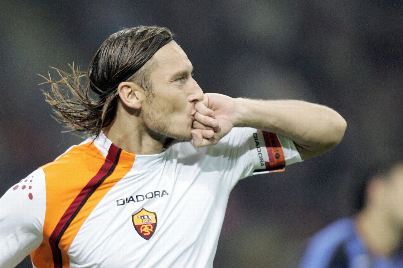 Francesco Totti ăn mừng bàn thắng trong trận đấu với Inter Milan năm 2005