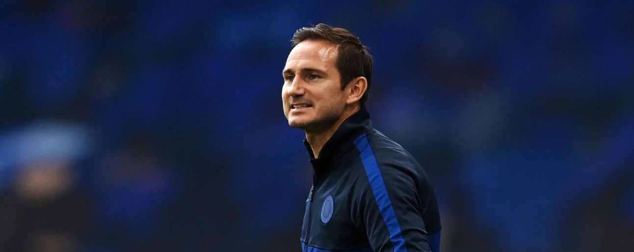 Frank Lampard chỉ đạo chiến thuật trên đường biên
