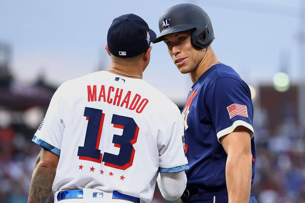 Hình ảnh Aaron Judge và Manny Machado đang trò chuyện vui vẻ trong trận đấu All Star năm 2021