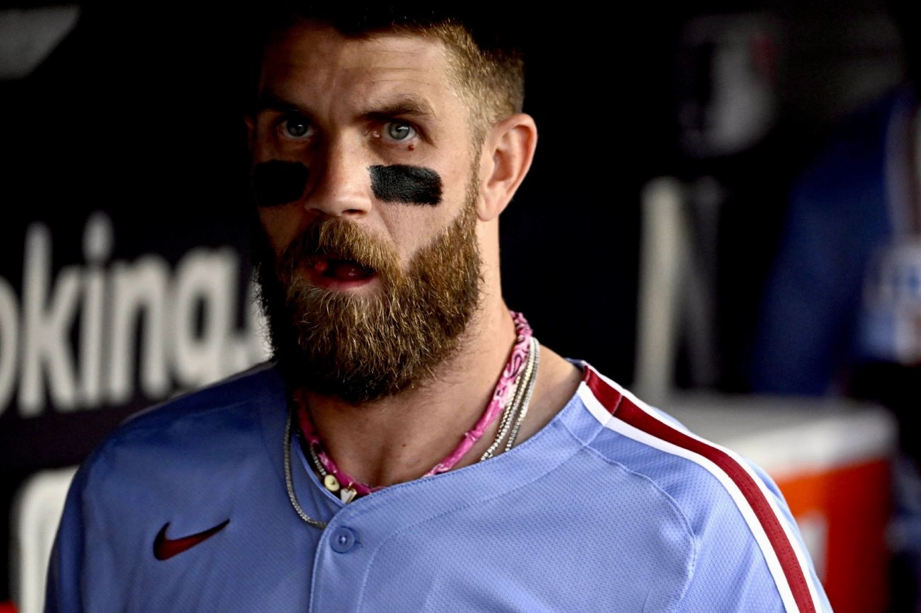 Hình ảnh Bryce Harper của Philadelphia Phillies đang ngồi trong hầm trú ẩn tại sân vận động Dodger
