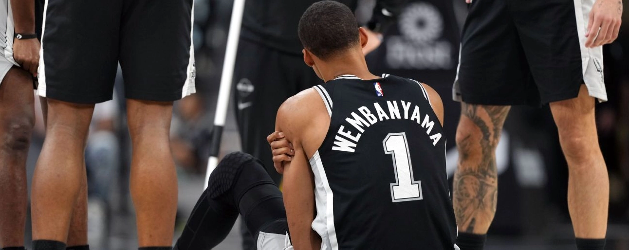 Hình ảnh xót xa khi Victor Wembanyama phải tập tễnh rời khỏi sân trong một trận đấu do vết bầm tím ở sườn