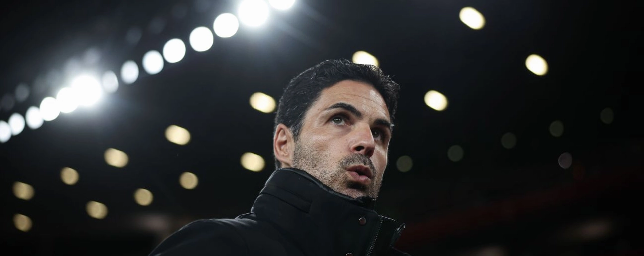 Huấn luyện viên Mikel Arteta chỉ đạo chiến thuật trong trận đấu tại UEFA Champions League