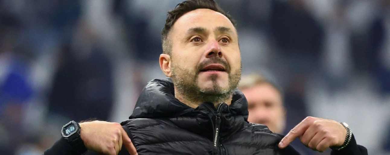 Huấn luyện viên thảo luận chiến thuật