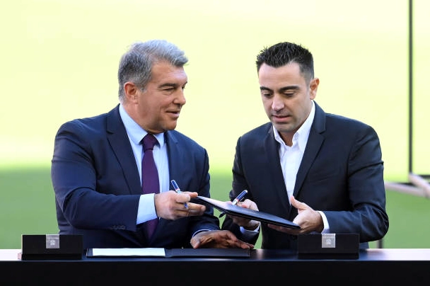Huấn luyện viên Xavi Hernandez ký hợp đồng cùng chủ tịch Joan Laporta tại sân Camp Nou