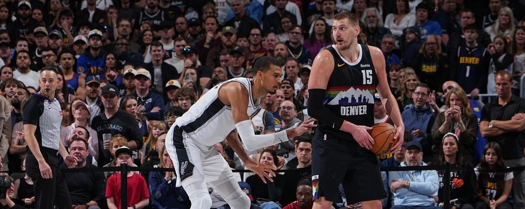 Pha đối đầu đỉnh cao rượt đuổi tỷ số trong hiệp phụ giữa Nikola Jokic và Victor Wembanyama