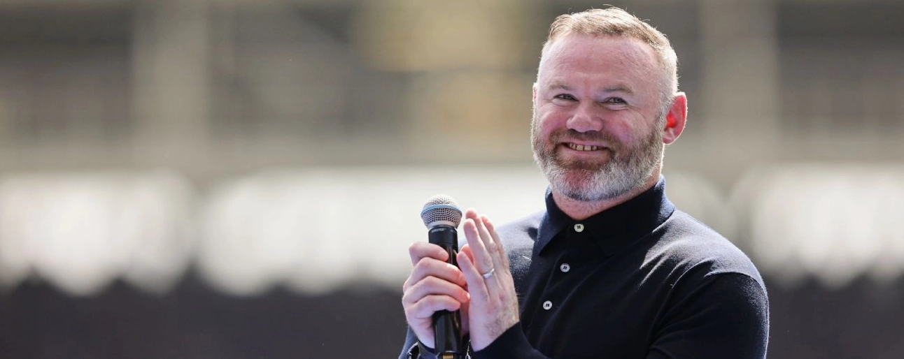 Tiền đạo kỳ cựu Wayne Rooney vỗ tay tri ân người hâm mộ sau trận đấu giữa Everton và Southampton tại sân Goodison Park