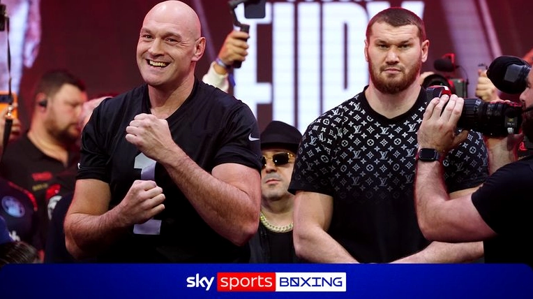 Tyson Fury và Arslanbek Makhmudov chạm trán nảy lửa trong buổi kiểm tra cân nặng