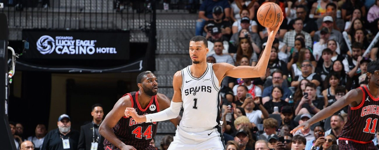 Victor Wembanyama may mắn tránh được chấn thương nghiêm trọng nhưng vẫn bị nghi ngờ khả năng ra sân