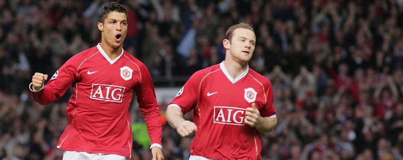 Wayne Rooney và Cristiano Ronaldo ăn mừng bàn thắng đầu tiên vào lưới AC Milan trong trận bán kết lượt đi UEFA Champions League năm 2007
