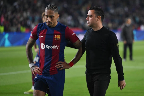 Xavi an ủi học trò Raphinha sau thất bại cay đắng tại cúp châu Âu